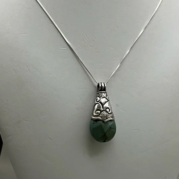 Elegant Turquoise GemStone Silver Necklace with Vintage Design